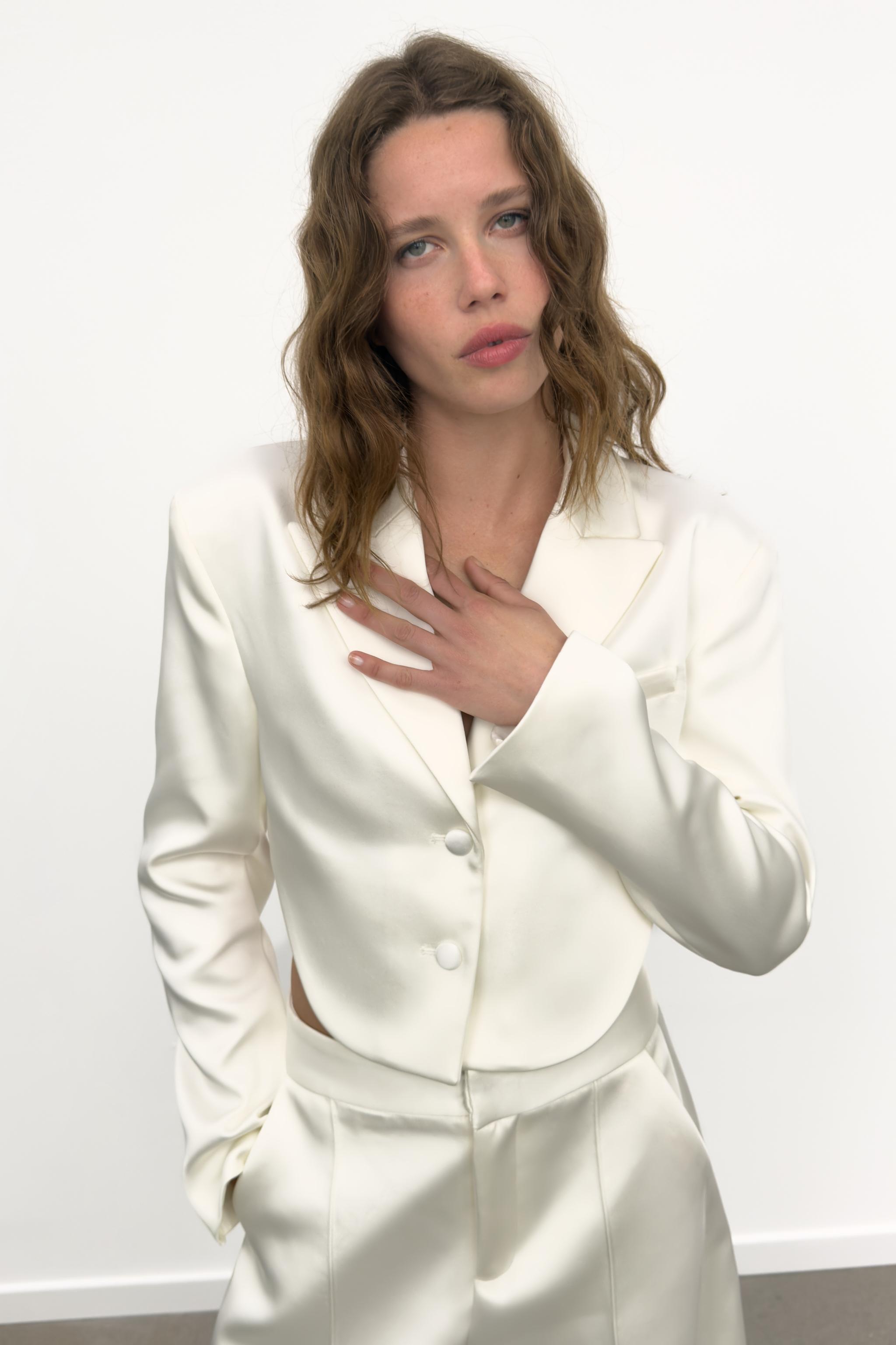 VESTE COURTE SATINÉE FENTE DOS